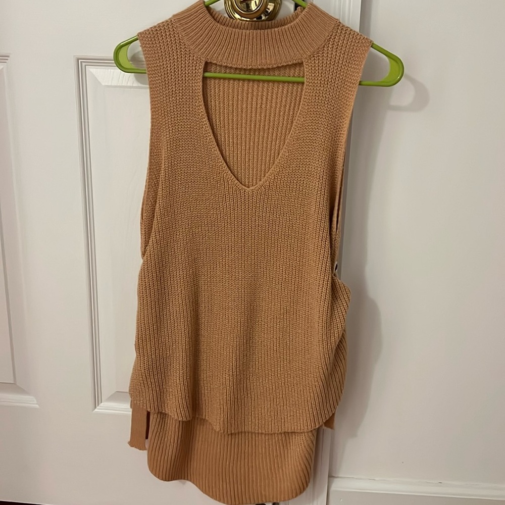 Cut out Turtleneck sleeveless sweater